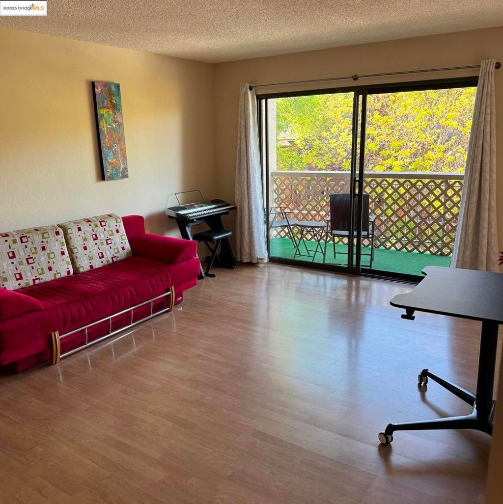 listing image 130728478951294476301