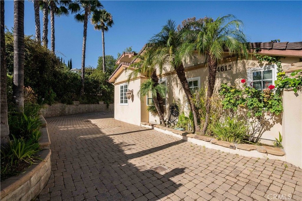 Photo of 4615 White Oak, Encino, CA 91316 (MLS # SR26082736)