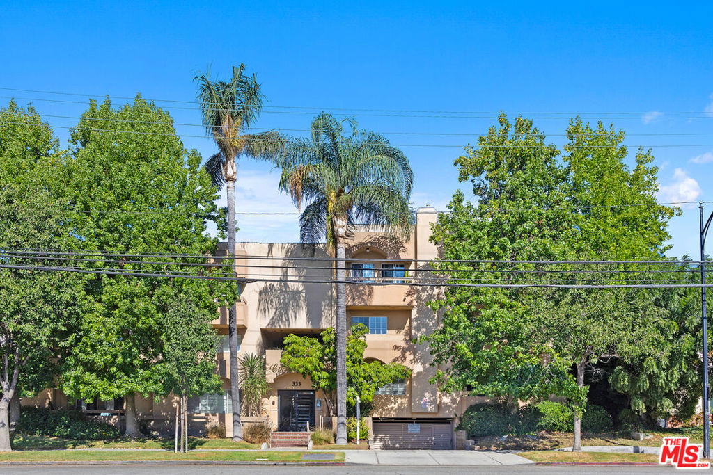*Exciting Opportunity Alert! ** Get ready to be captivated by this fabulous two-bedroom, two-bathroom condominium, just hitting the market in a charming boutique building! With beautifully upgraded bathrooms, stunning vinyl floors, and a sleek, modern kitchen, this home perfectly combines style and comfort. Plus, you'll love the convenience of a Samsung washer and dryer, along with secure underground parking! Don't miss out on this incredible gem! Schedule your visit today and make it yours! Note: Some photos are digitally enhanced or virtually staged.