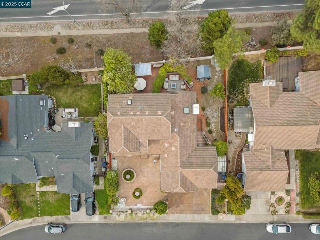 PINE HOLLOW EST. - Residential