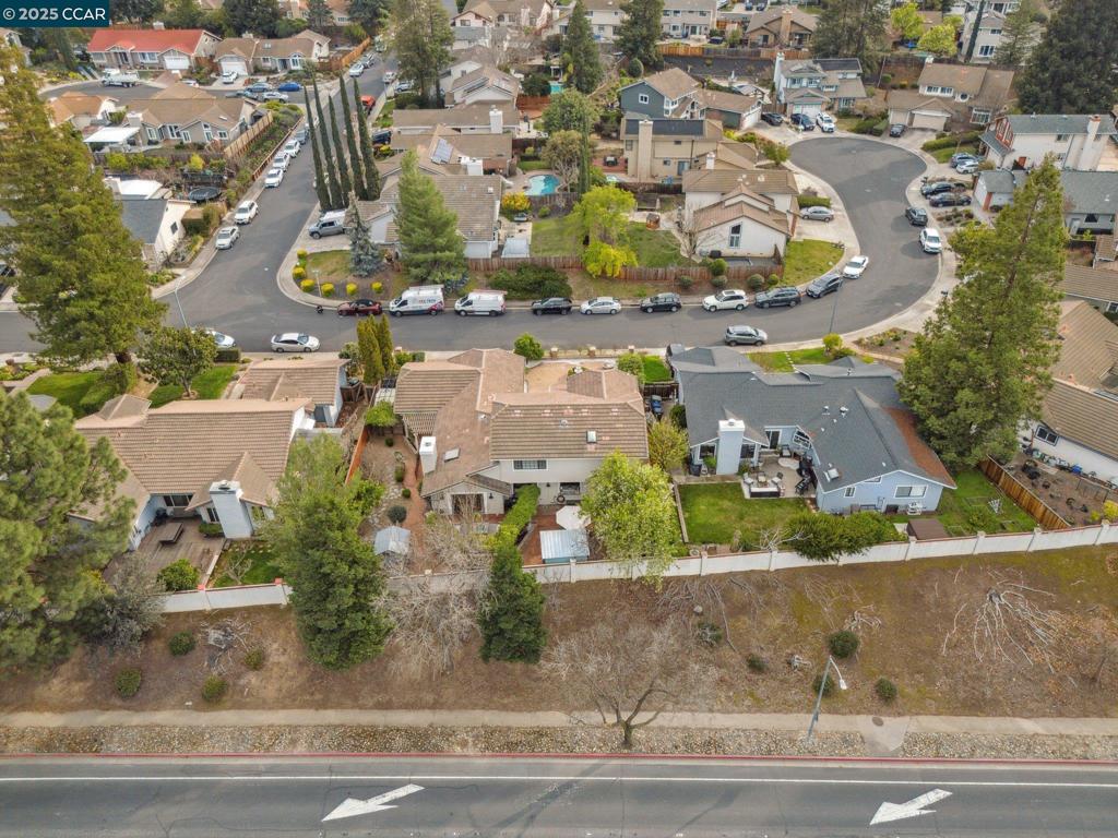 PINE HOLLOW EST. - Residential