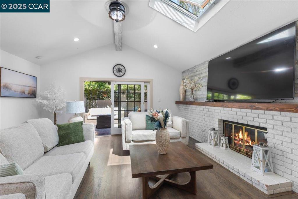 PINE HOLLOW EST. - Residential