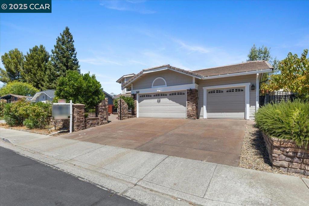 PINE HOLLOW EST. - Residential
