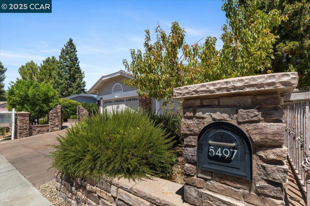 PINE HOLLOW EST. - Residential