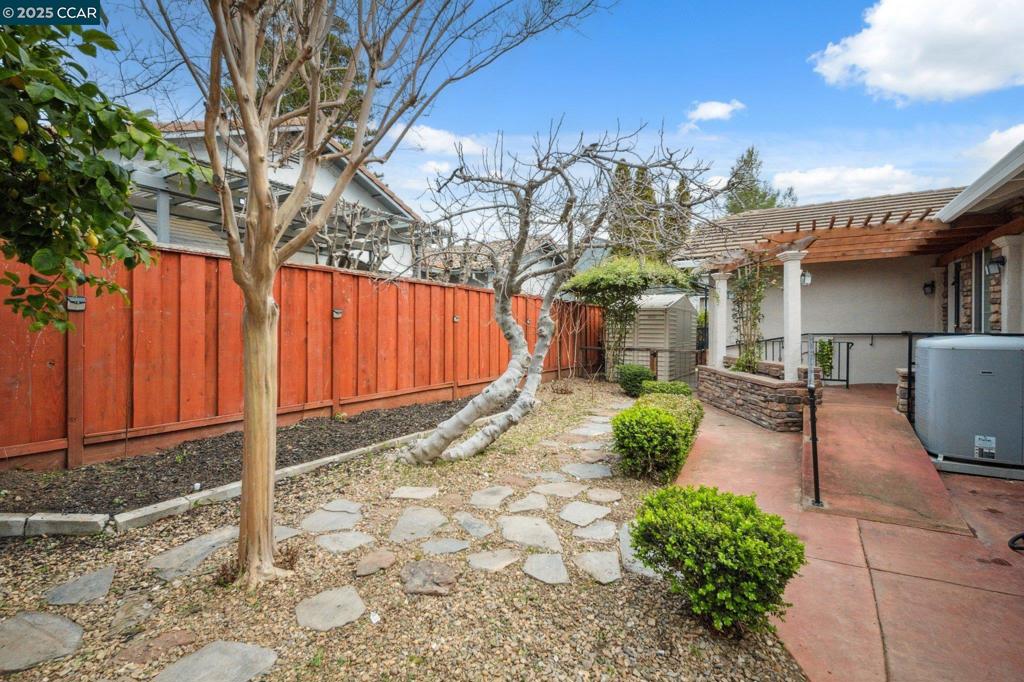 PINE HOLLOW EST. - Residential