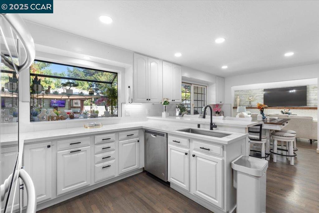 PINE HOLLOW EST. - Residential