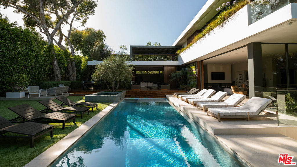 748 Amalfi Drive