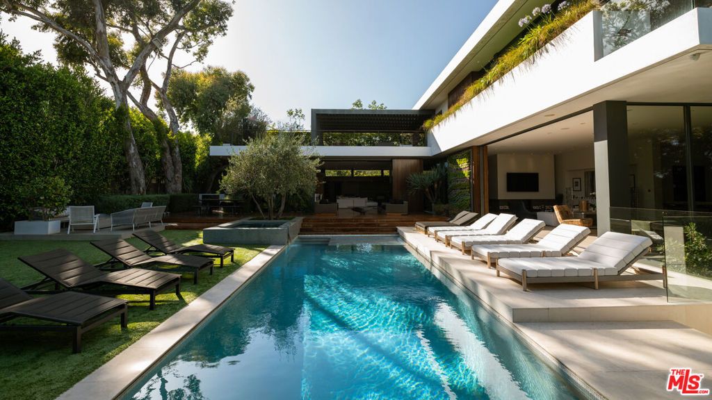 Photo of 748 Amalfi Drive, Pacific Palisades, CA 90272 (MLS # 25545405)