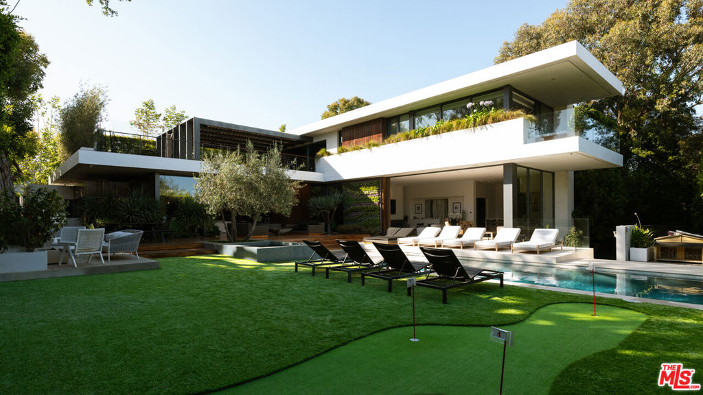 748 Amalfi Drive