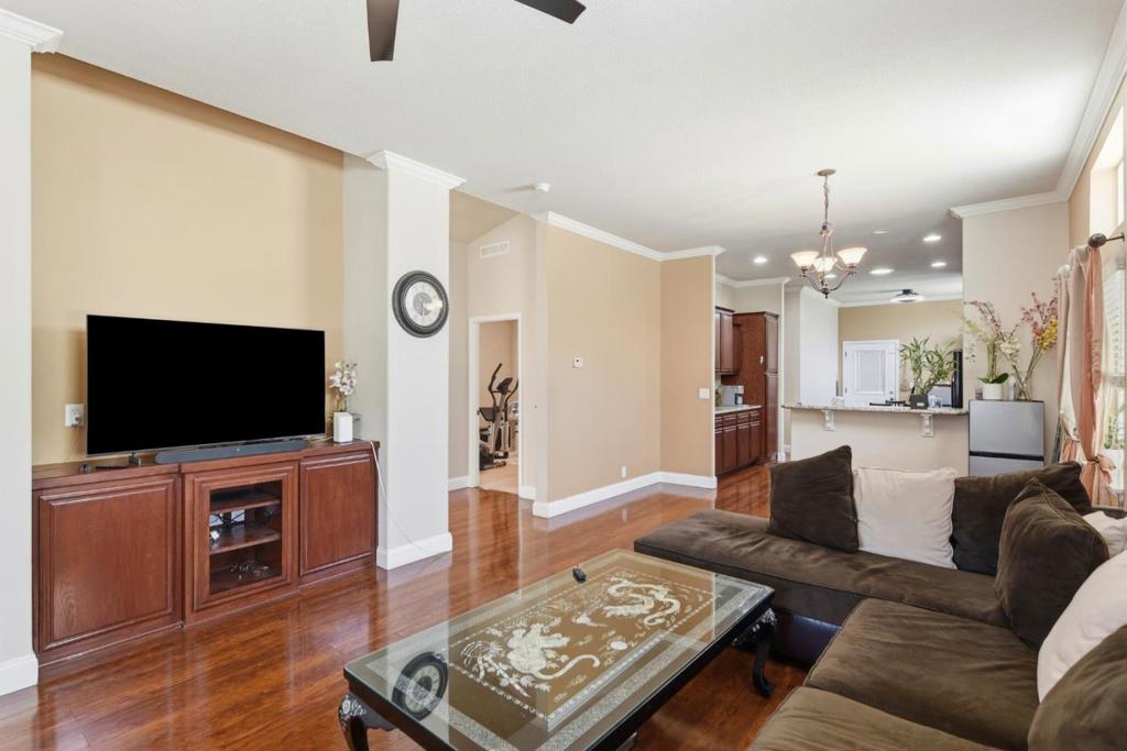 1111 Morse Avenue 27