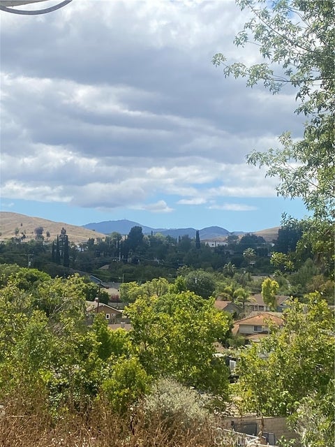Photo of 228 W Avenida De Las Flores, Thousand Oaks, CA 91360 (MLS # SR26093798)