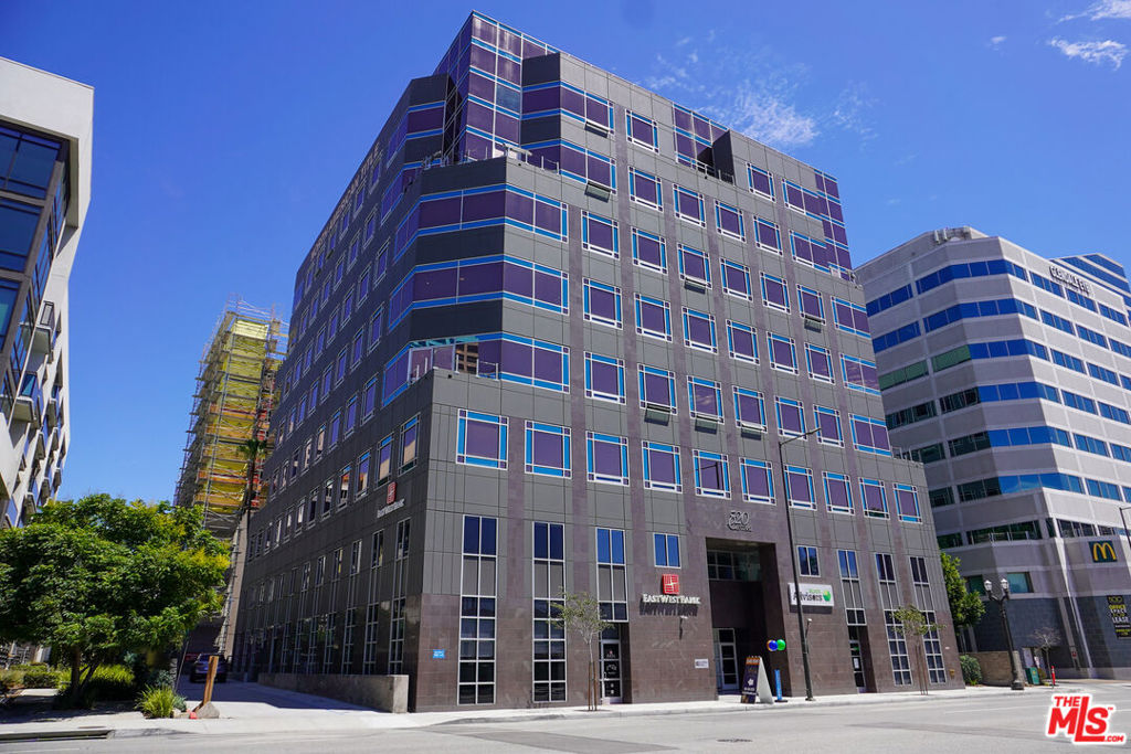This sophisticated 2BD/2BA is available from 08/07/2025 but may be pre-leased immediately. Located in the heart of Glendale, this brand-new luxury apartment home brings the best of two worlds together. Capturing the vibrance and charm of Glendale and the glamour and excitement of Los Angeles city life. Enjoy a top-of-the-line fitness center, lounge, billiards, party room, and business workspace with Zoom Room. Designer finishes, modern features, and upscale floor plan designs take luxury living to new heights. Business and pleasure mix at this thriving location. Everything is close to home, including the business district, Glendale Galleria, creative inspiration, and delicious dining. L.A. is only 10 miles away. Tailor-made for those who savor the best in life. Photos may consist of similar model units and virtually staged renderings.