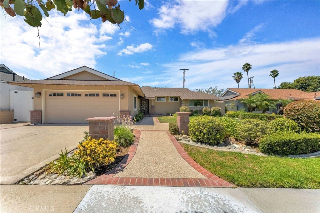 12211 Groveland AVE
