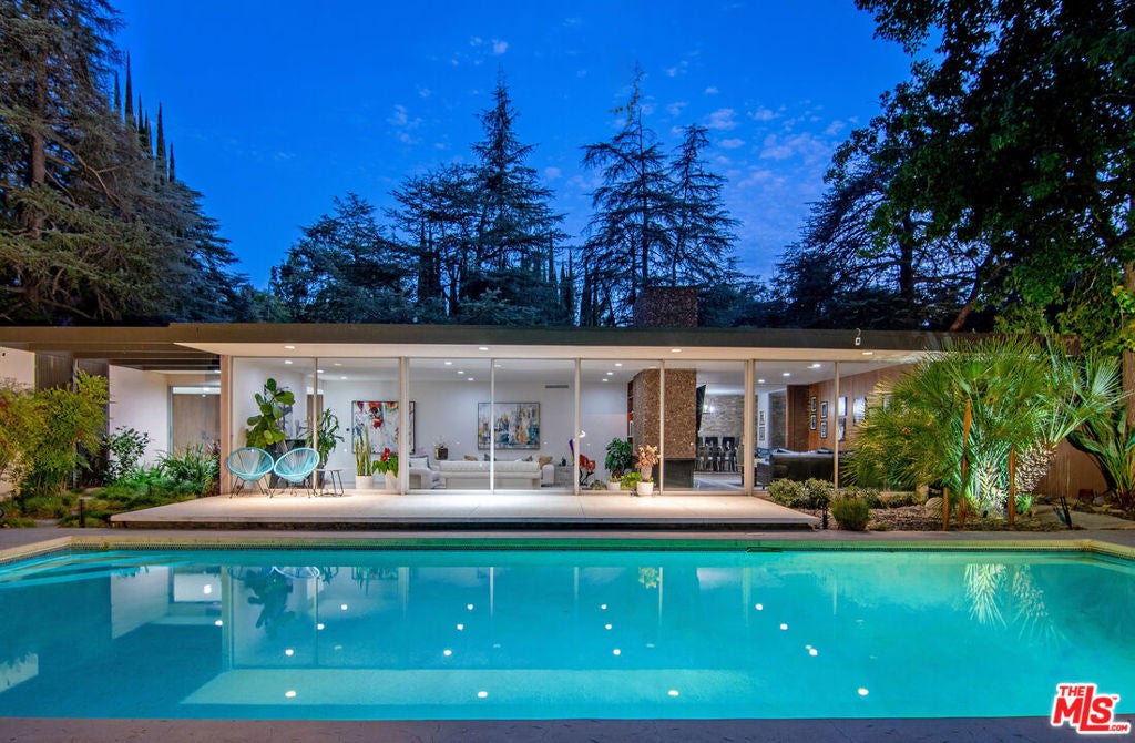 Photo of 5000 Queen Victoria Road, Woodland Hills, CA 91364 (MLS # 26985805)