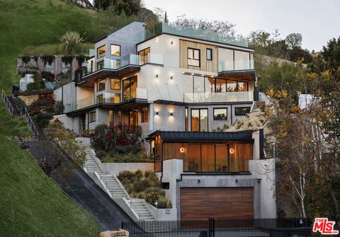 Photo of 3755 Camino De La Cumbre, Sherman Oaks, CA 91423 (MLS # 26837377)