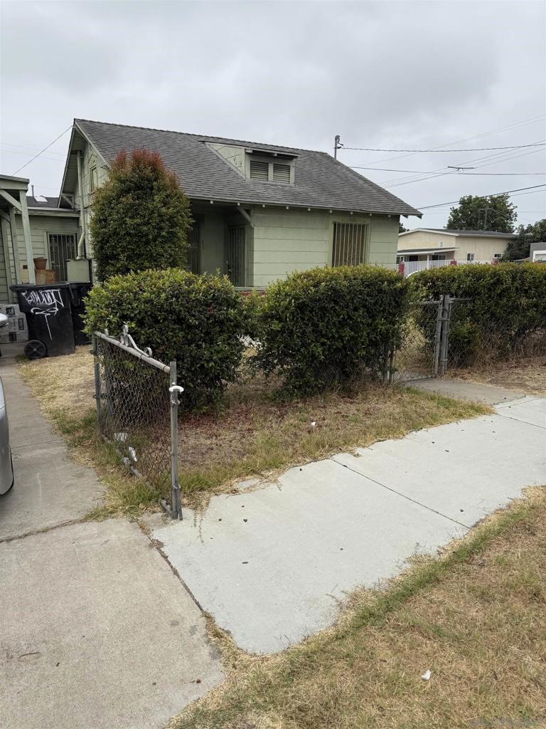 This home is an investor's delight. Corner lot with plenty to do. This home has had the same family in it for decades and needs to be updated with love. Bring all your ideas, this home is ready for you and all your great ideas. DIY ready to go!