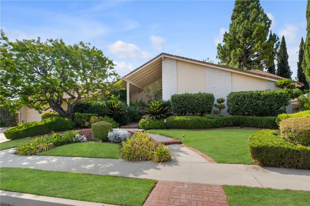 Photo of 17162 Superior Street, Northridge, CA 91325 (MLS # SR25216264)