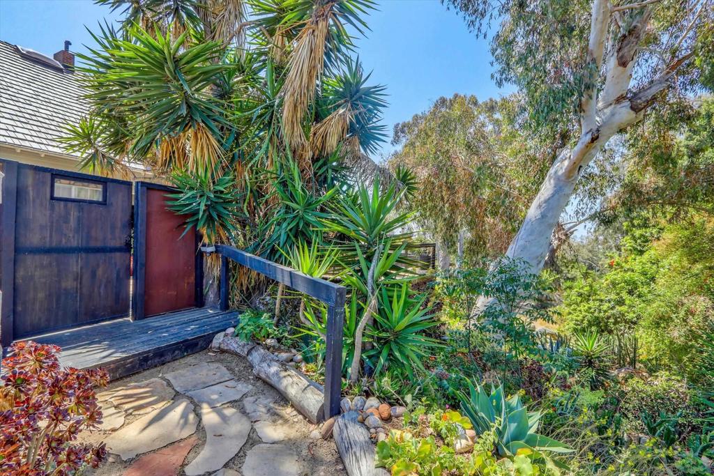 1035 Edgemont Pl