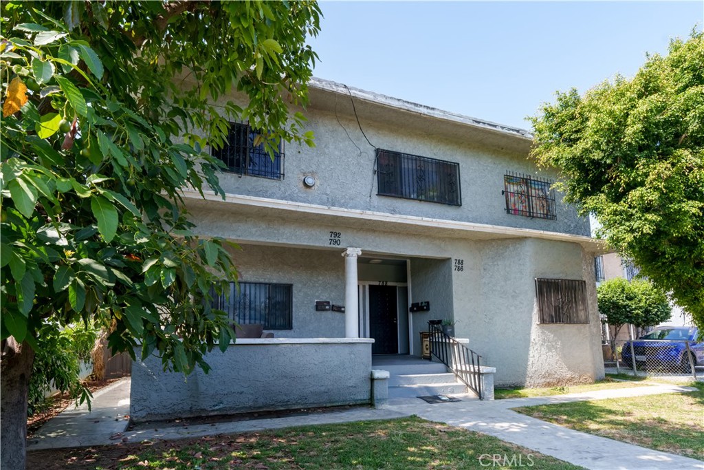786 E 41st