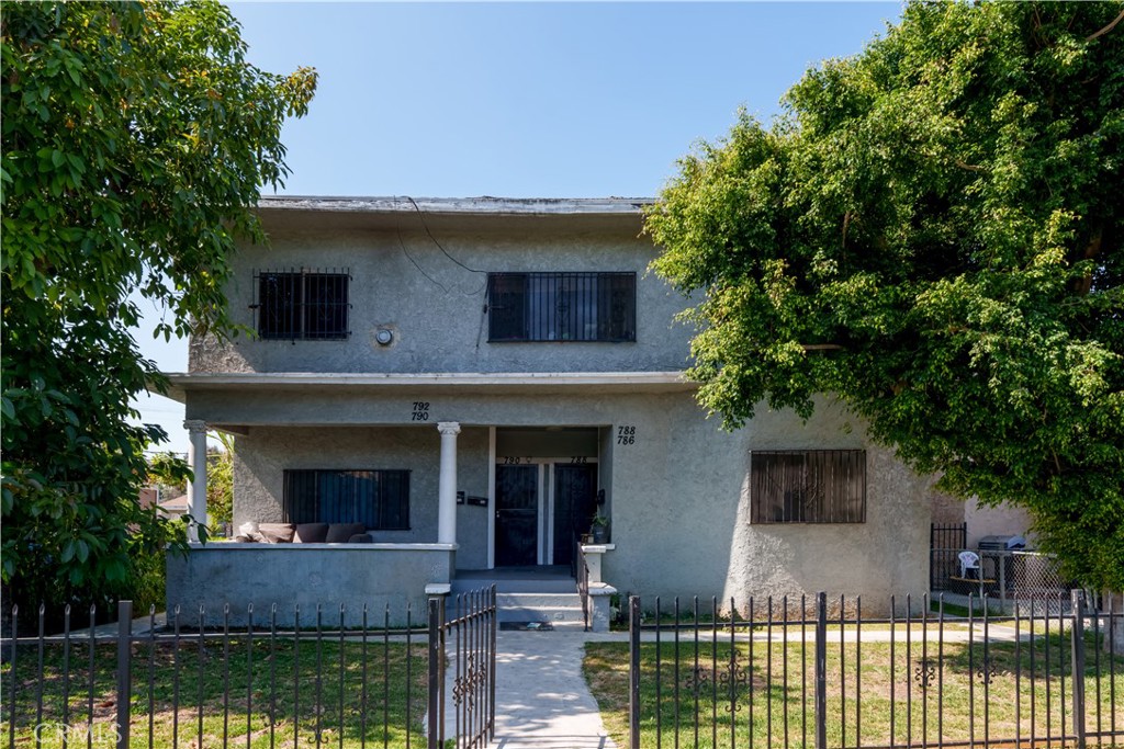 786 E 41st