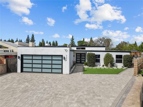 Photo of 9549 Gladbeck Ave, Northridge, CA 91324 (MLS # SR26036846)