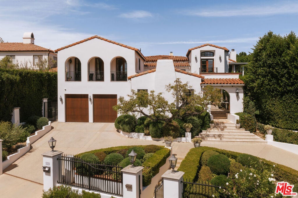 Photo of 124 N Woodburn Drive, Los Angeles, CA 90049 (MLS # 26865429)