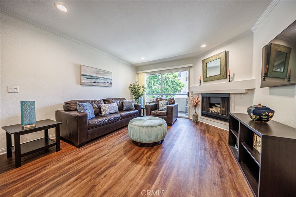 5565 Canoga 117