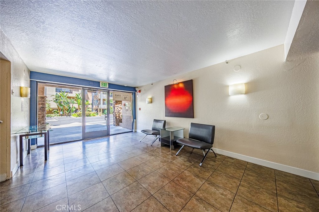 5565 Canoga 117