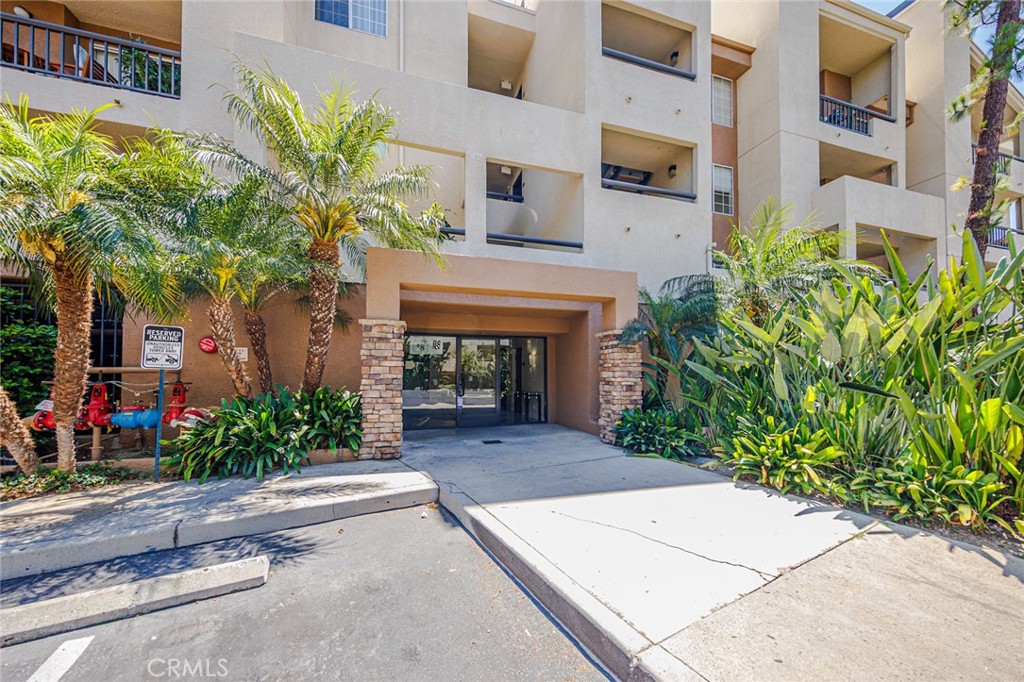 5565 Canoga 117