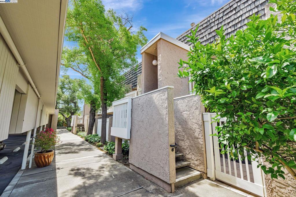 SHARON HEIGHTS - Residential