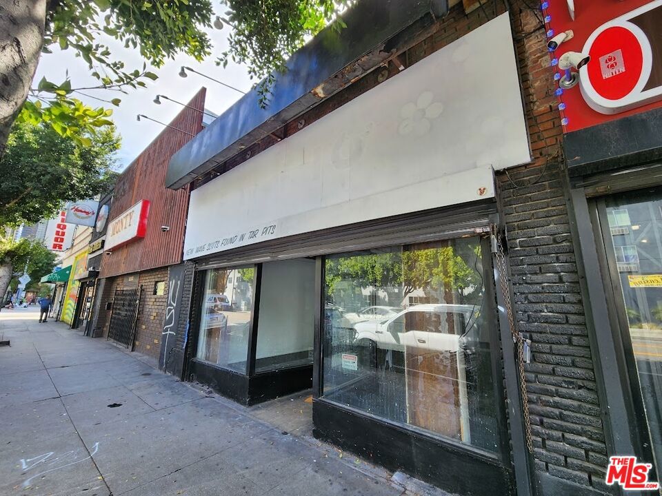 Clean storefront space in 1226 W. 7th Street with 15 FT ceilings suitable for a variety of retail, creative uses, or very light manufacturing. Previously used as an art gallery gallery, artist workshop, and clothing store. Co-Tenancy with Teragram Ballroom, Monty Bar, Hammy's Smash Burgers and Purple Panther Tattoo. Ample Street Parking and private parking lots nearby.