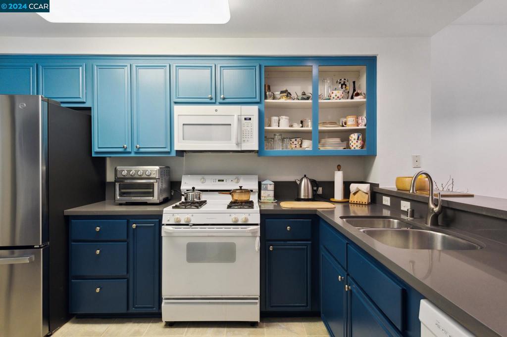 CLAREMONT HILLS - Residential