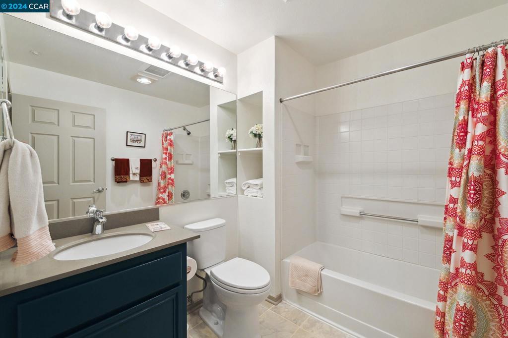 CLAREMONT HILLS - Residential