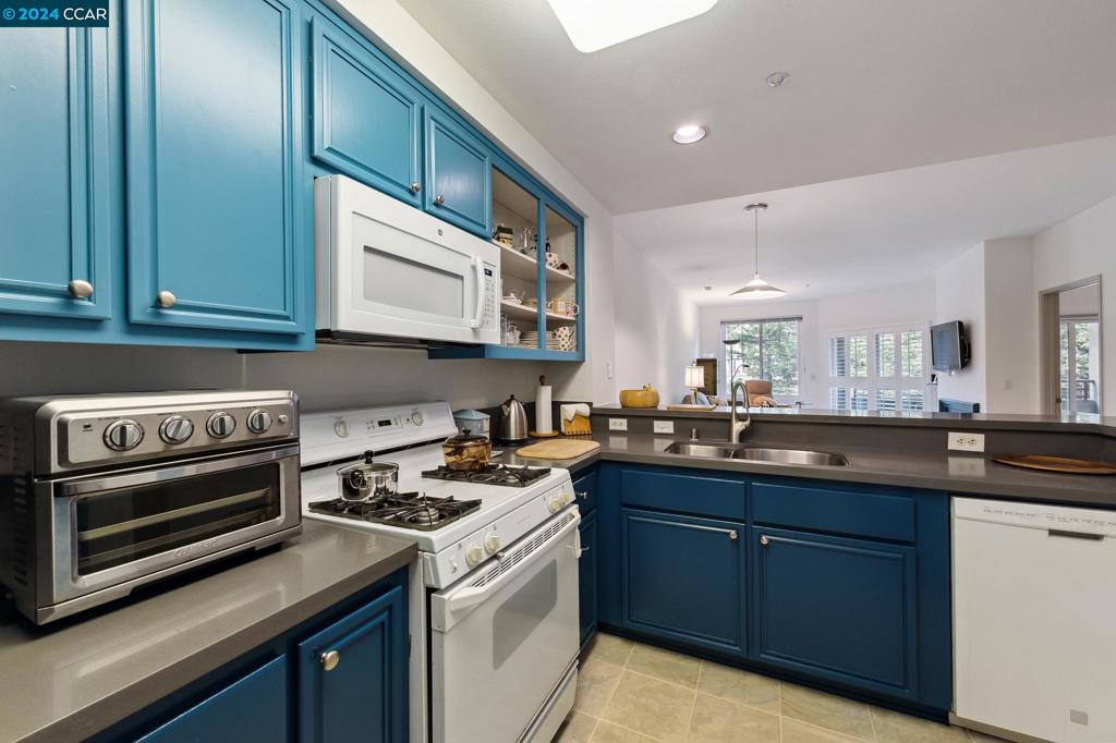 CLAREMONT HILLS - Residential