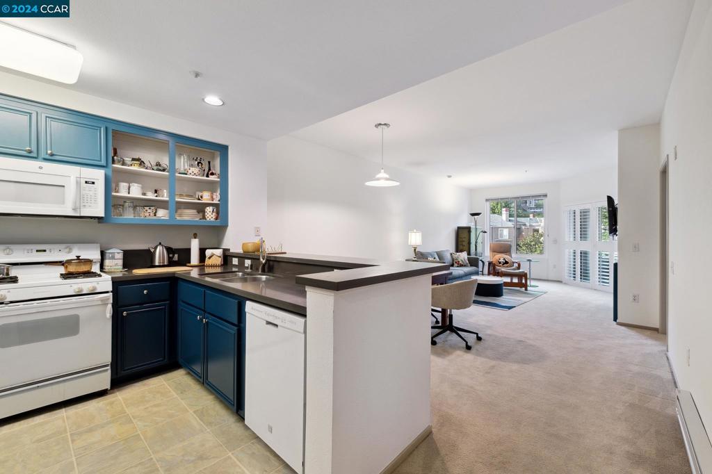 CLAREMONT HILLS - Residential