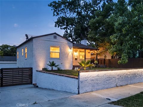 Photo of 210 N Naomi Street, Burbank, CA 91505 (MLS # GD26144477)