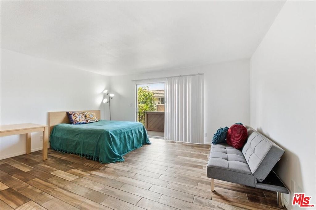 5585 E Pacific Coast Highway 251