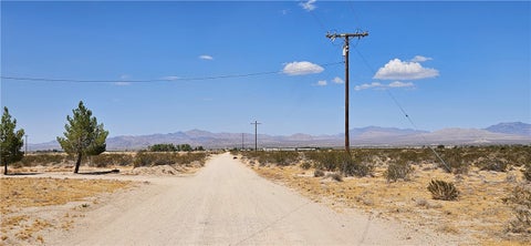 Photo of 800 Lincoln Rd., Lucerne Valley, CA 92356 (MLS # HD26185497)