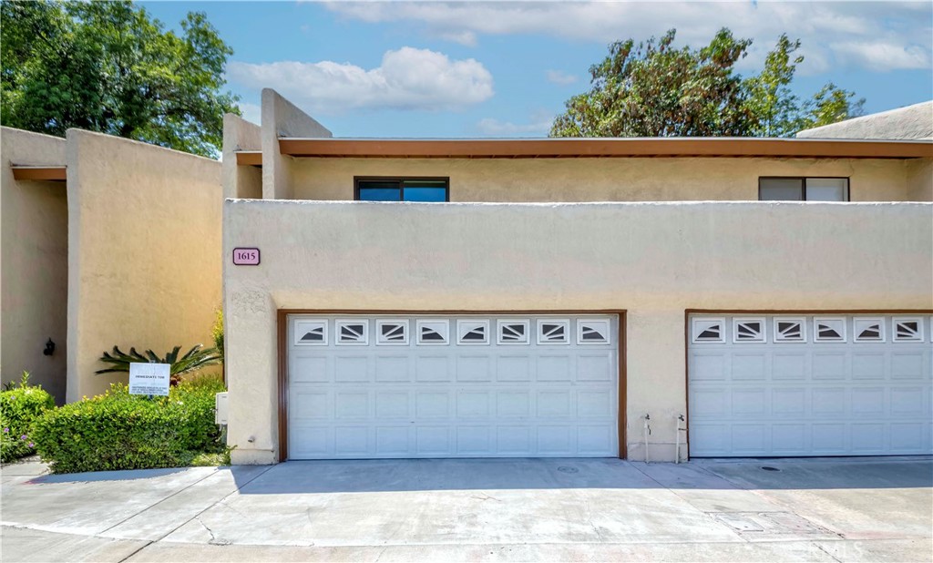 Beautifully renovated 2 bed, 2.5 bath townhome featuring dual primary suites, over 1,400 sq.ft. of stylish living space, and a private two-car attached garage. Open floor plan with modern finishes throughout, a half bath on the main level, and in-unit laundry hookups. Enjoy resort-style HOA amenities including a pool, spa, and tennis court. Ideally located near parks, shopping, dining, golf courses, and major attractions like Disneyland. Located in the top-rated Fullerton School District—Sunset Lane Elementary, Parks Jr. High, and Sunny Hills High.
Move-in ready and fully upgraded—don’t miss this exceptional opportunity!