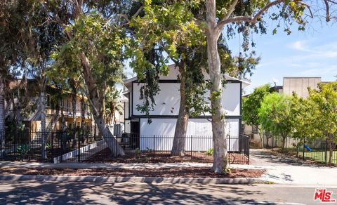 Photo of 11425 Tiara Street, Los Angeles, CA 91601 (MLS # 26856509)