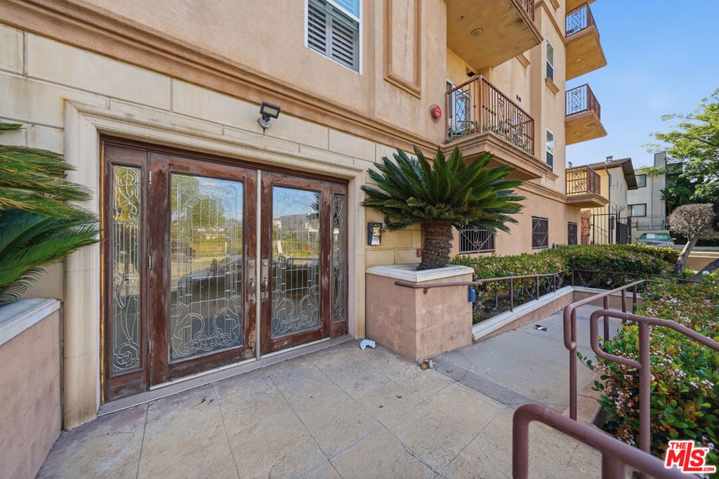 956 S Wilton Place 203