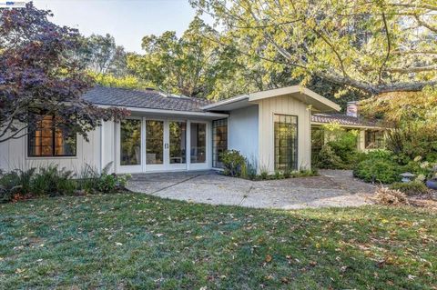 Photo of 11 La Fond Ln, Orinda, CA 94563 (MLS # 41136158)