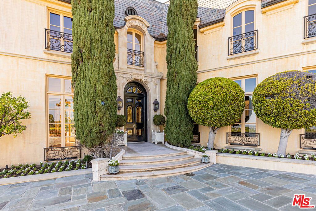 Photo of 1115 La Altura Road, Beverly Hills, CA 90210 (MLS # 26662899)