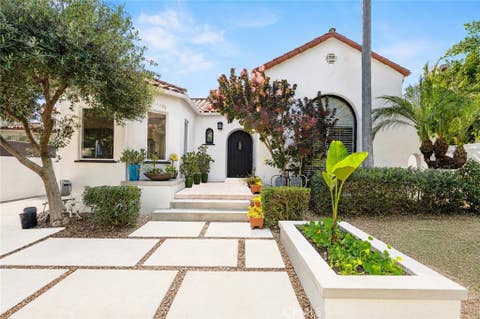 Photo of 129 N Crescent Heights BLVD, Los Angeles, CA 90048 (MLS # SB26098417)