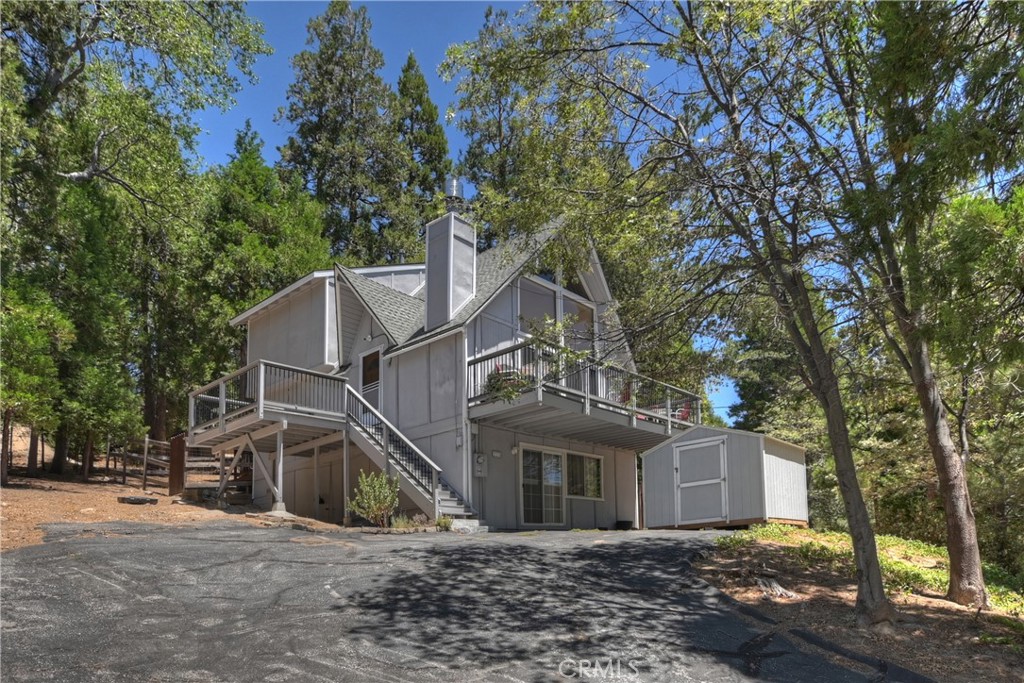A classic mid-'70s mountain cabin that strikes a wonderful balance between rustic charm and functional design. With vaulted ceilings, plenty of common space, and a fenced yard, this home is ideal for full-time living or mountain getaways. Lake rights are a major perk for water lovers, and its location offers both seclusion and convenience.
