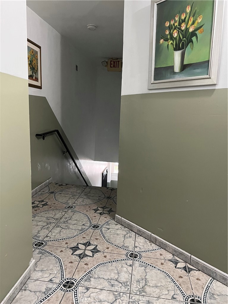 Hollywood apartment, very nice one bedroom, one full bathroom apartment with walk-in closet and living room flow to the open kitchen. Also it is a short distance from some of Sunset and Hollywood's restaurants, shops and nightlife.