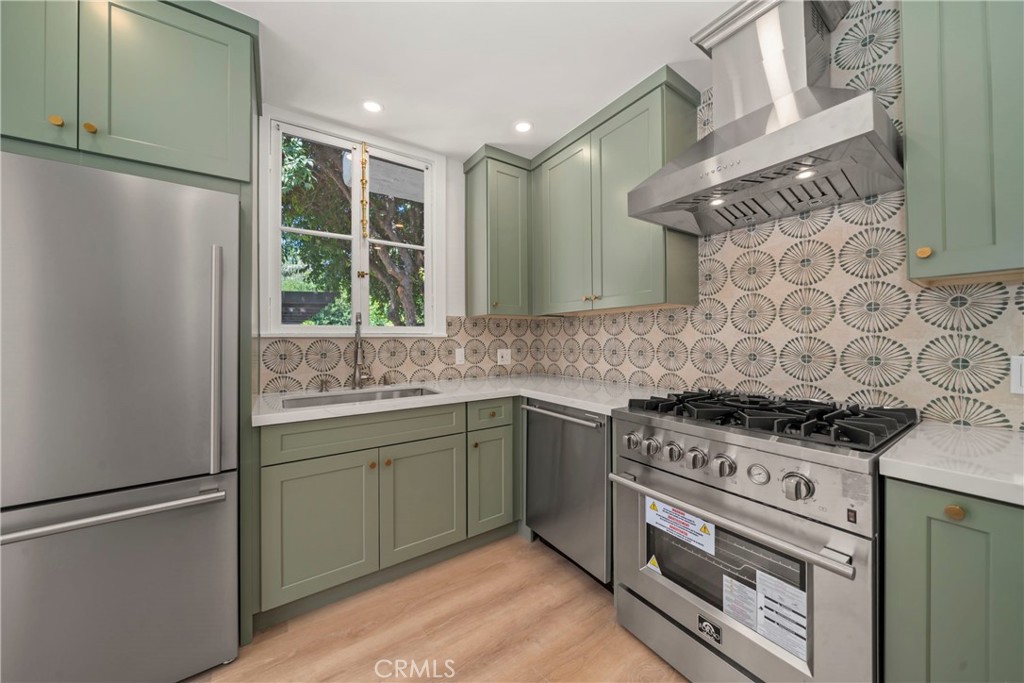 2404 N Poinsettia