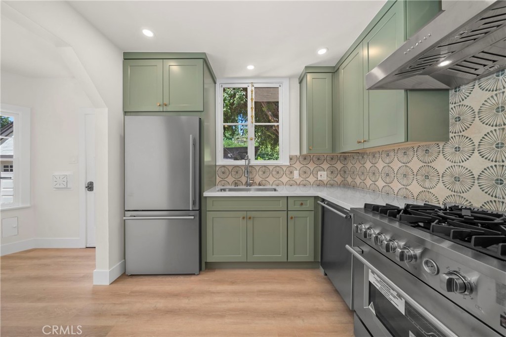 2404 N Poinsettia