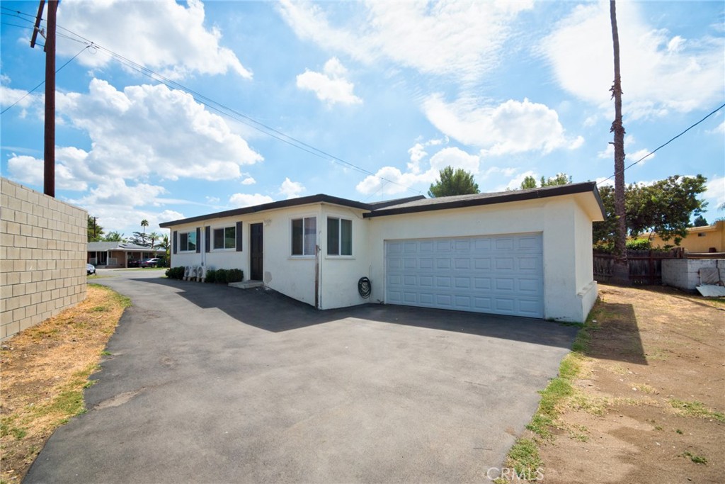 Welcome to this charming single story home in a quiet Covina neighborhood
- 3 Bedrooms 2 Bathrooms with 1078 Sq. Ft. Living Space
- Large backyard with 8,025 Sq. Ft. Lot Size
- Updated kitchen with quartz countertops and new cabinetry
- Renovated Bathroom, Move-in ready condition
- Split AC/Heat system in each bedroom and living room
- Close to schools, shopping, parks, and public transportation
This home is perfect for families looking for comfort and convenience, or investors seeking a great opportunity in Covina!