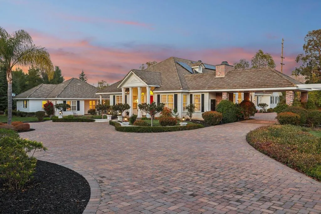 Poway, California 92064, United States, 5 Bedrooms Bedrooms, ,8 BathroomsBathrooms,Residential,Active,86205